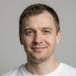 Улыбающийся клиент Дмитрий В. делится своим опытом игры в игровые автоматы Mirror-1x